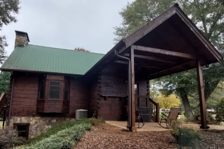 Signs You Need Exterior Wood Trim Replacement for Your Log Home Restoration